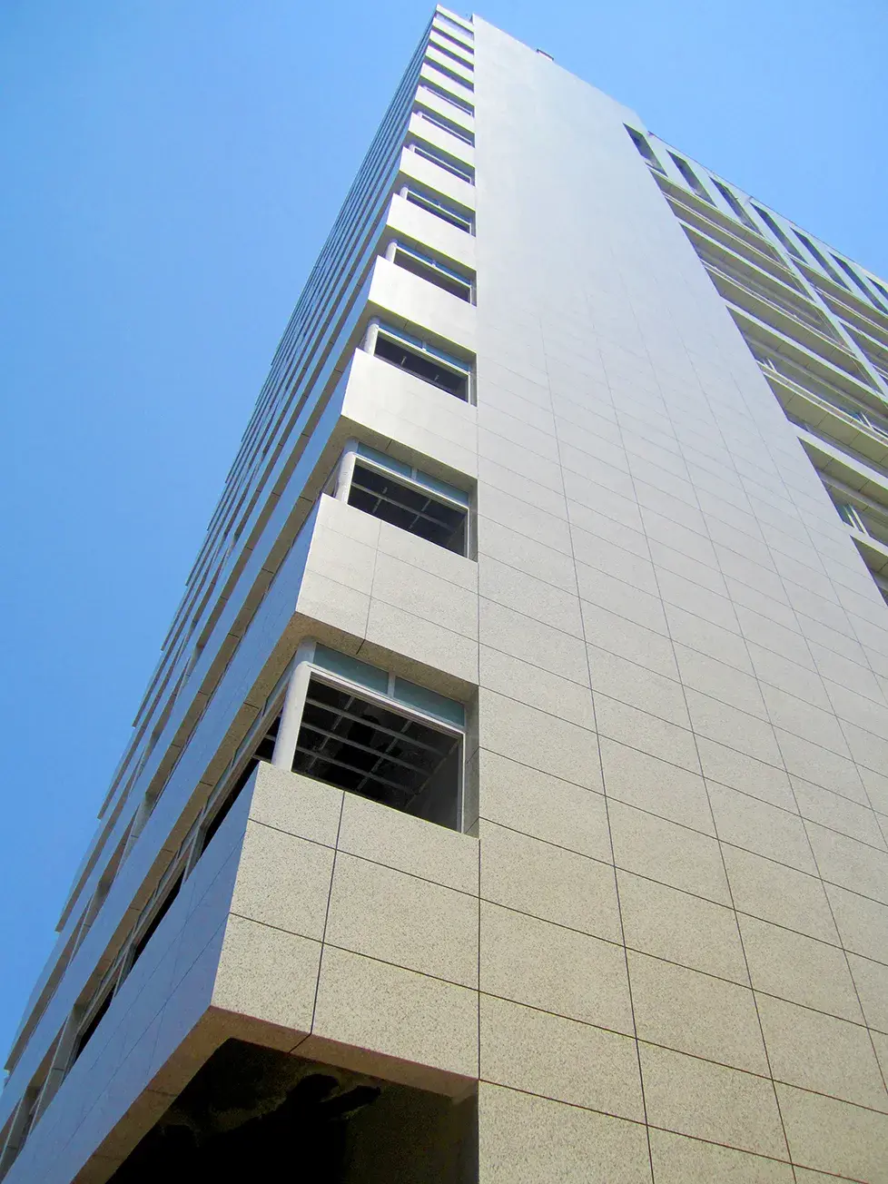 产品采用含氟丙烯酸共聚物乳液,拥有 f-c 键的稳定特性,漆膜光滑致密