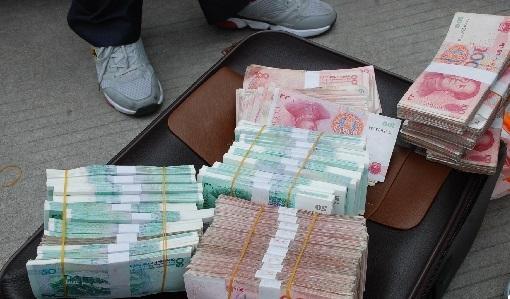 亲姐偷走100万治病钱湖北男子跪下大哭男人活着真难