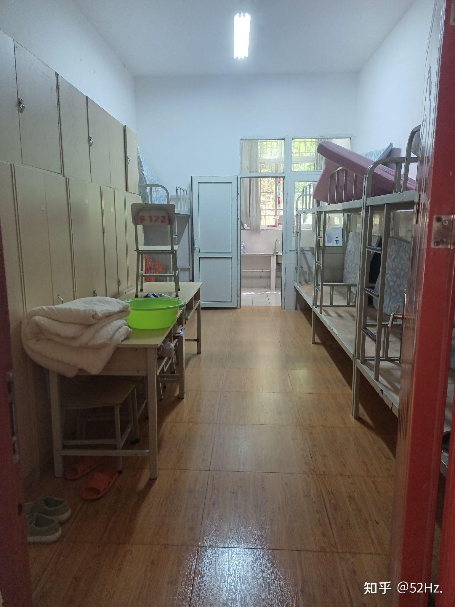 毕节梁才宿舍是上床下桌吗?