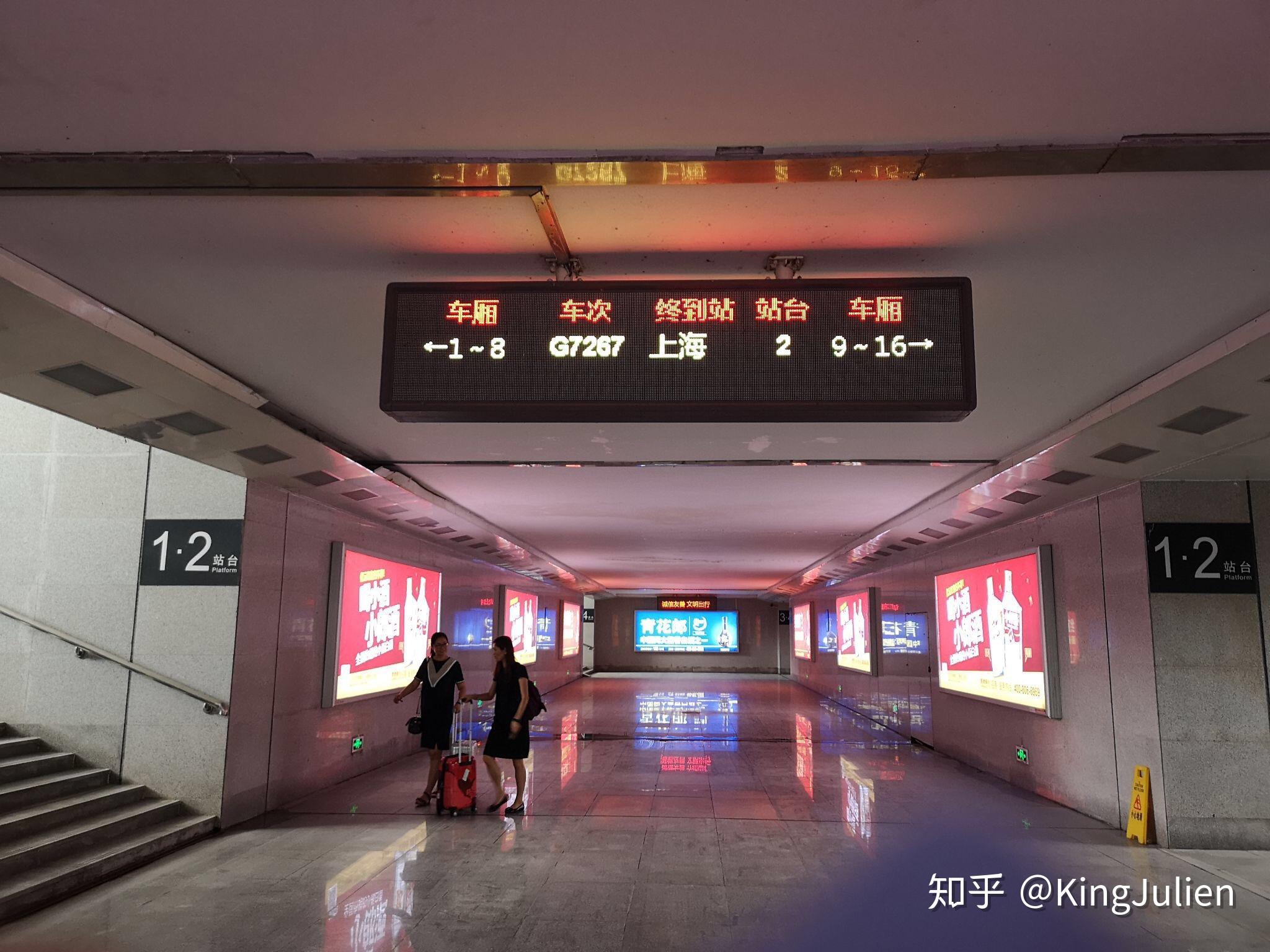 在站台上等候g7267/70次列车的旅客,数量远比笔者想象的要多合肥北城