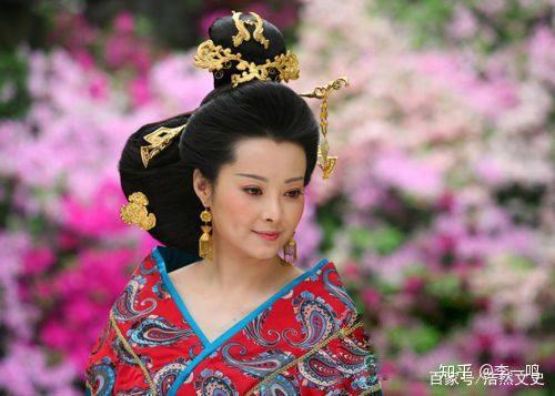 就是汉哀帝(就是和董贤断袖的那个)登基之后,哀帝的皇后家也就是傅氏