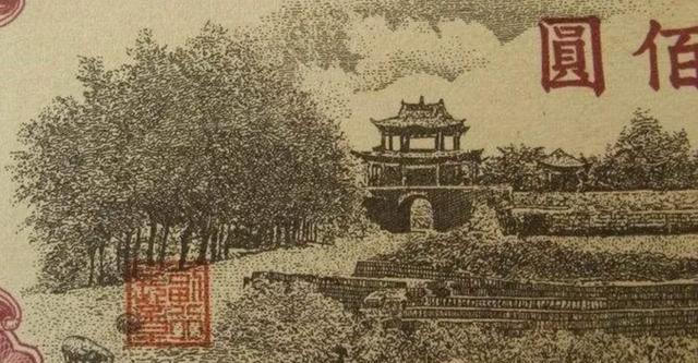 "瞻德城"有一个特殊暗记,正面左下图章右侧的草丛中有"抗","美""援""