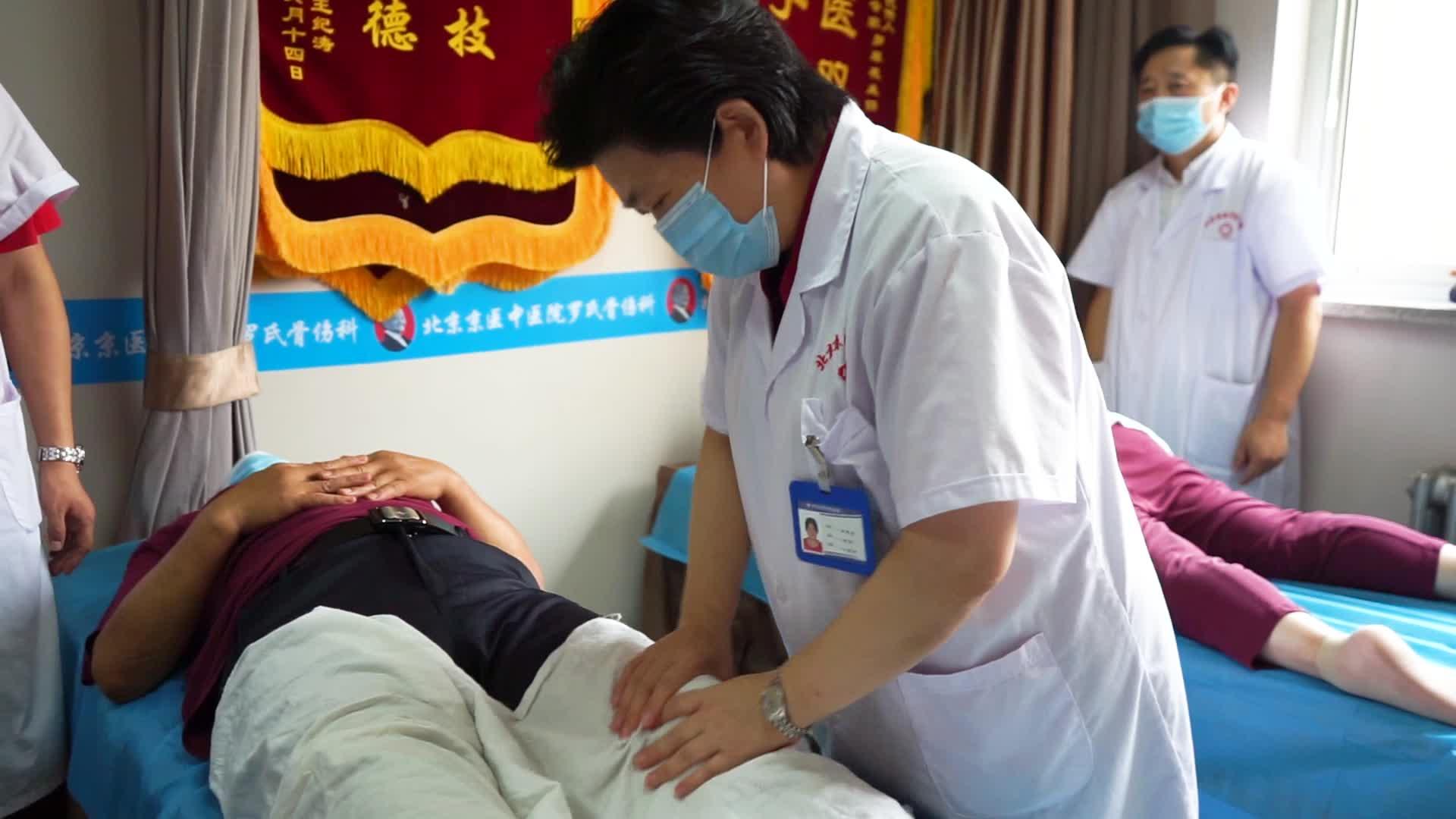 阿姨手腕扭伤不能翻转来找罗翠花正骨痛的哇哇叫正完就好了