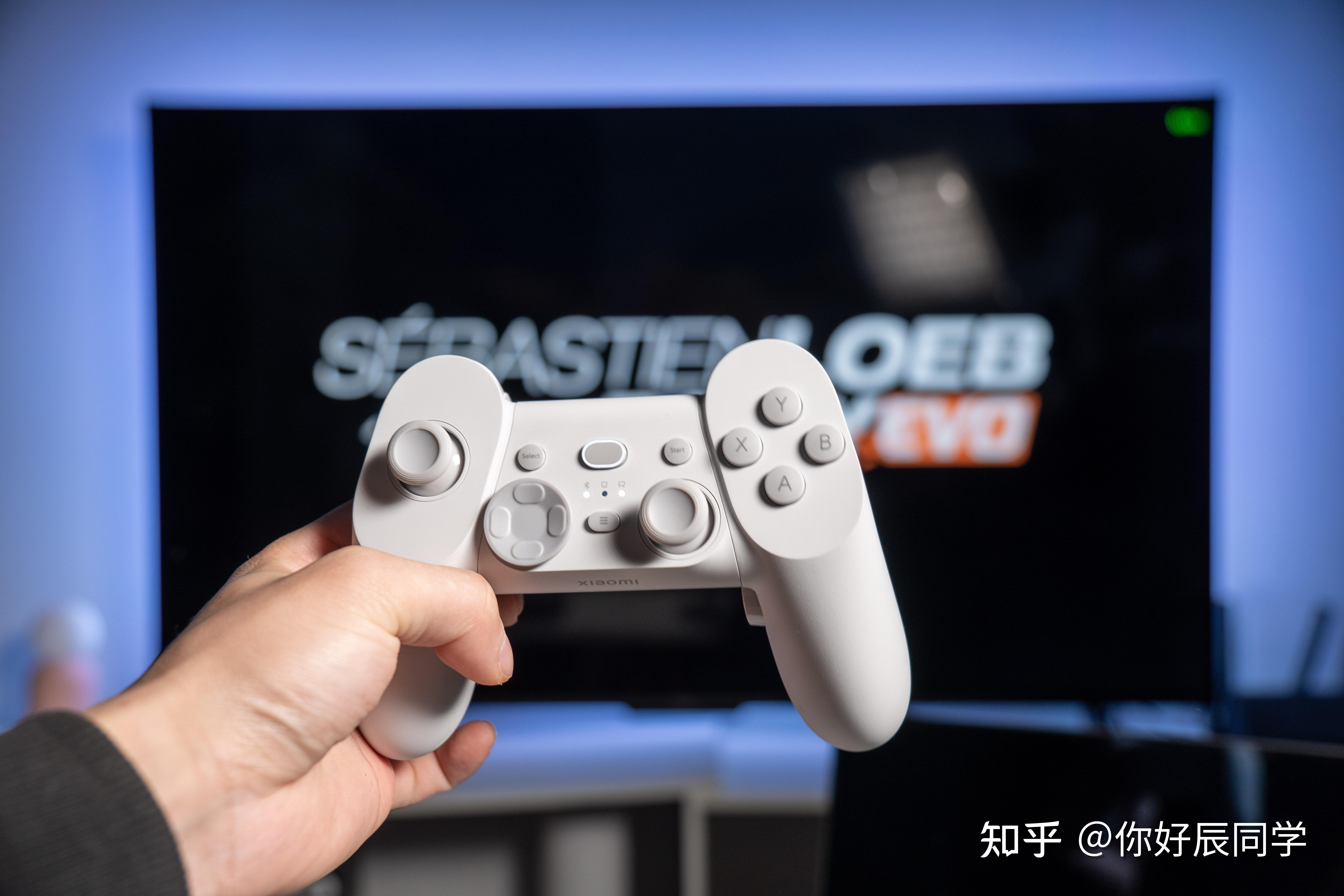 首先来看下手柄夹上手机的效果,如果你使用的是小米或红米手机栽 