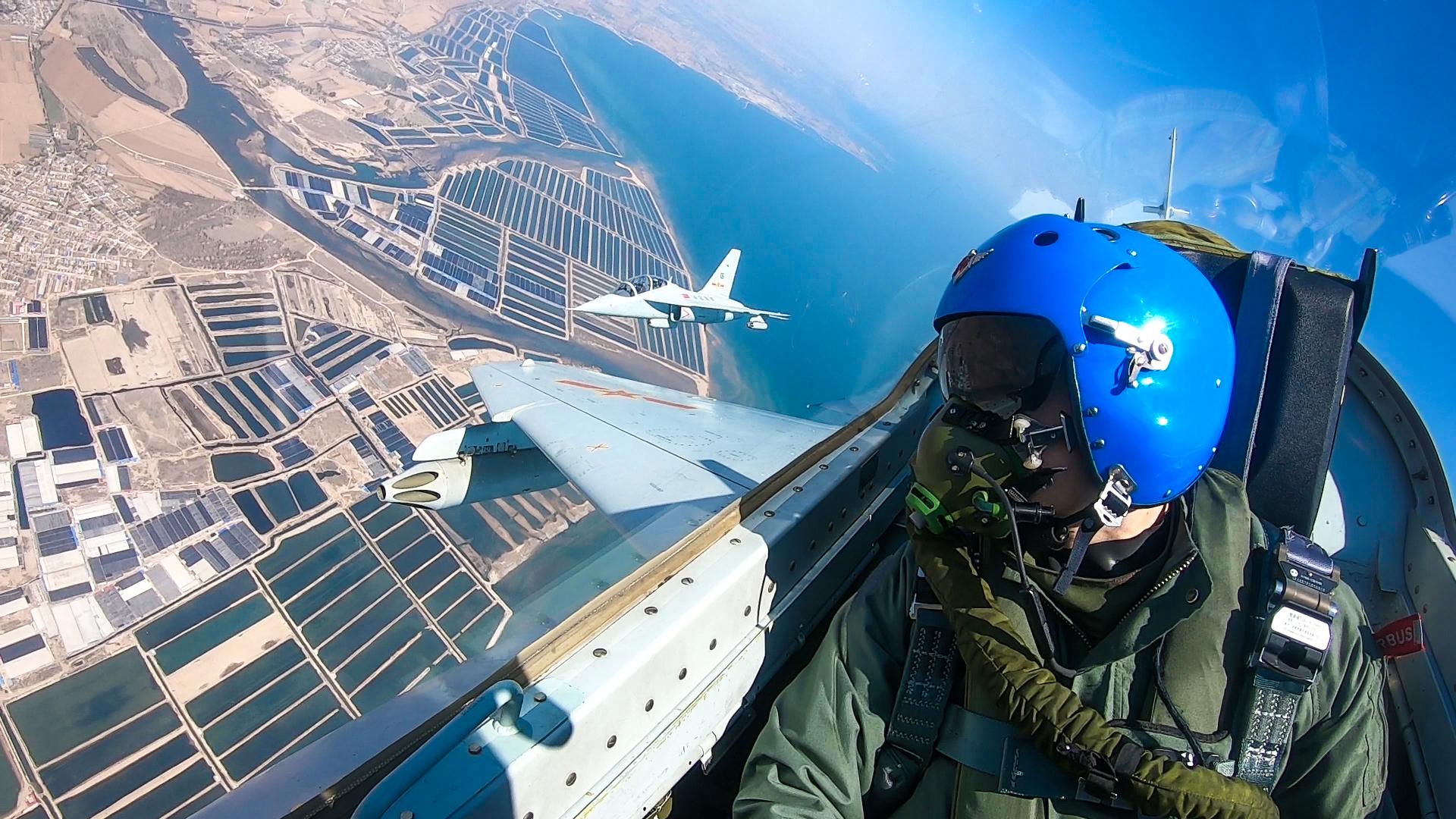 近日,海军航空大学某团组织飞行学员开展地靶射击训练,战机同时挂载