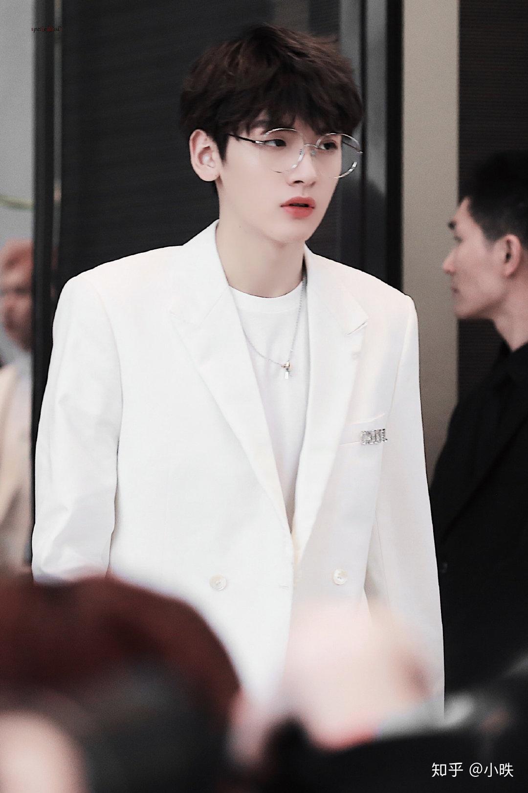 有没有r1se可以惊艳路人的照片(单人团体都可以)?