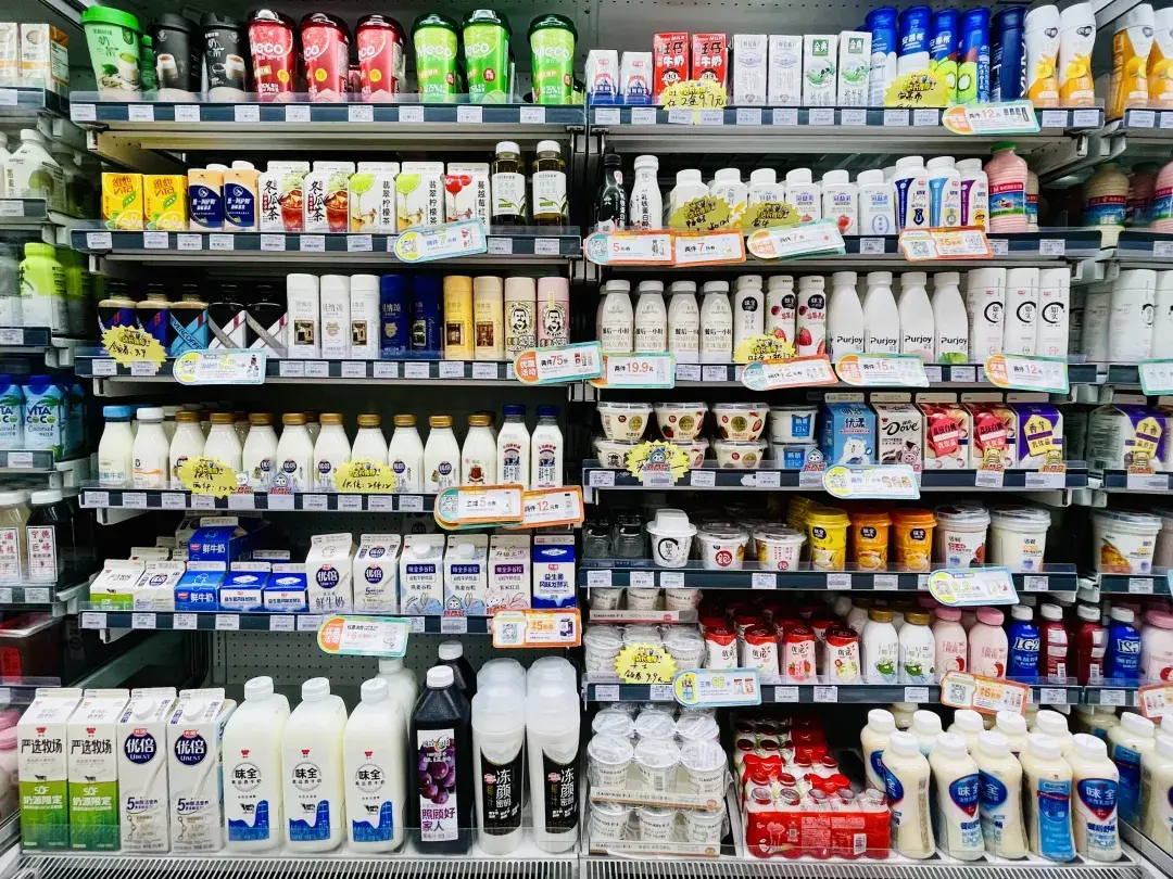 便利店酸奶货架 图片来源:fbif回想小时候,酸奶没有现在动辄10元的