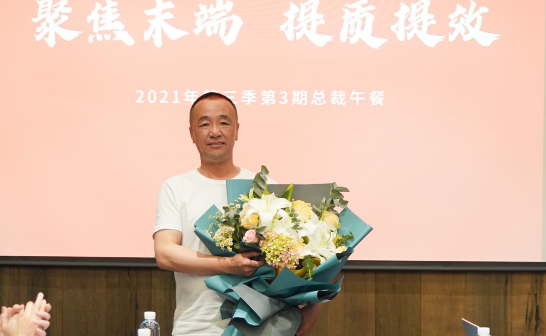 "总裁午餐会上,来自黑吉省区哈尔滨叉车队管理岗的张兴辉从人性化管理