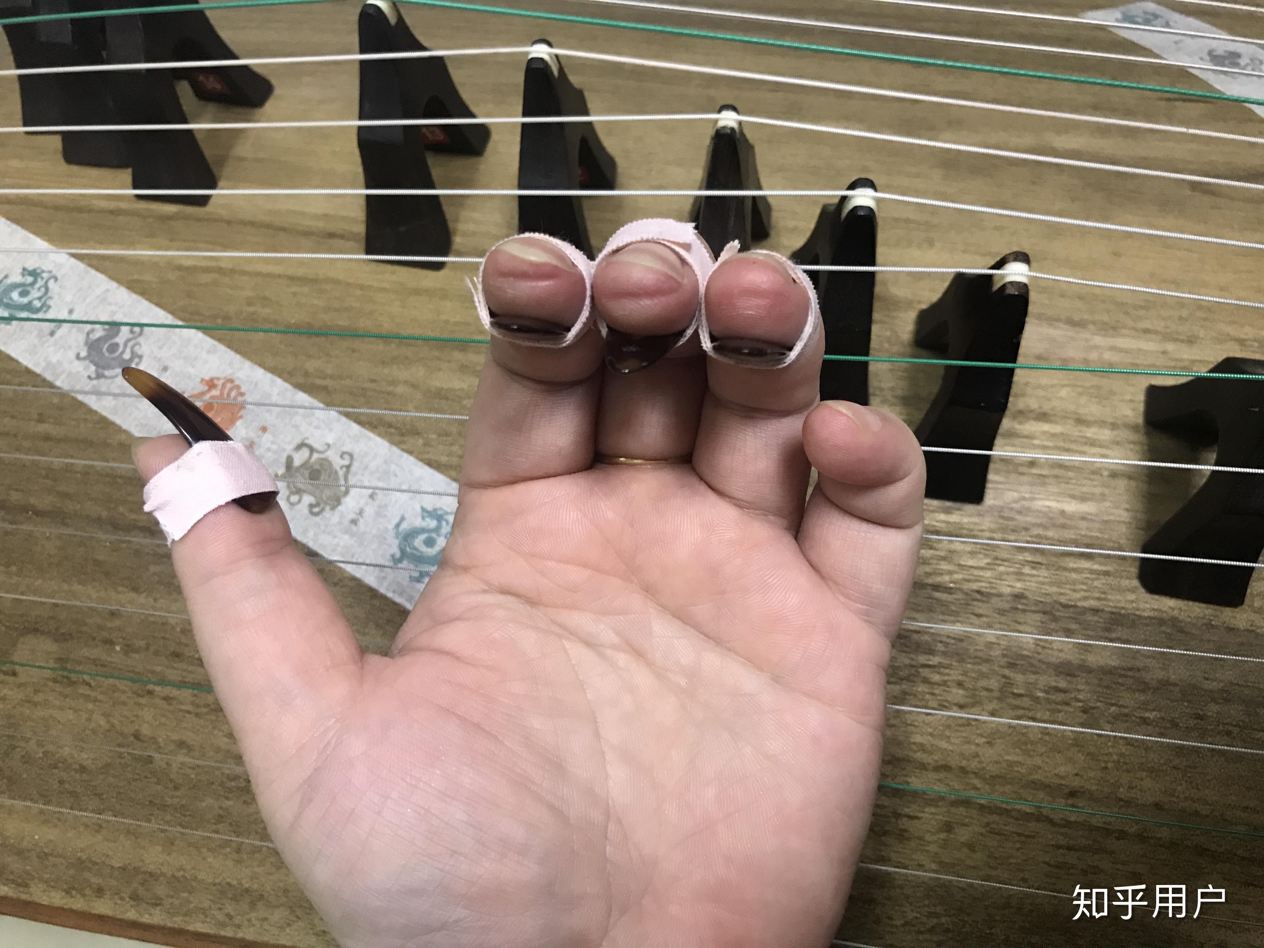 古筝左手按弦是用手指尖按,还是用手指与假指甲之间的缝隙按?