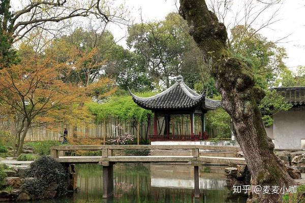 連石橋都是一波三折,景色在光影變化中精彩紛呈,但拙政園內小橋流水