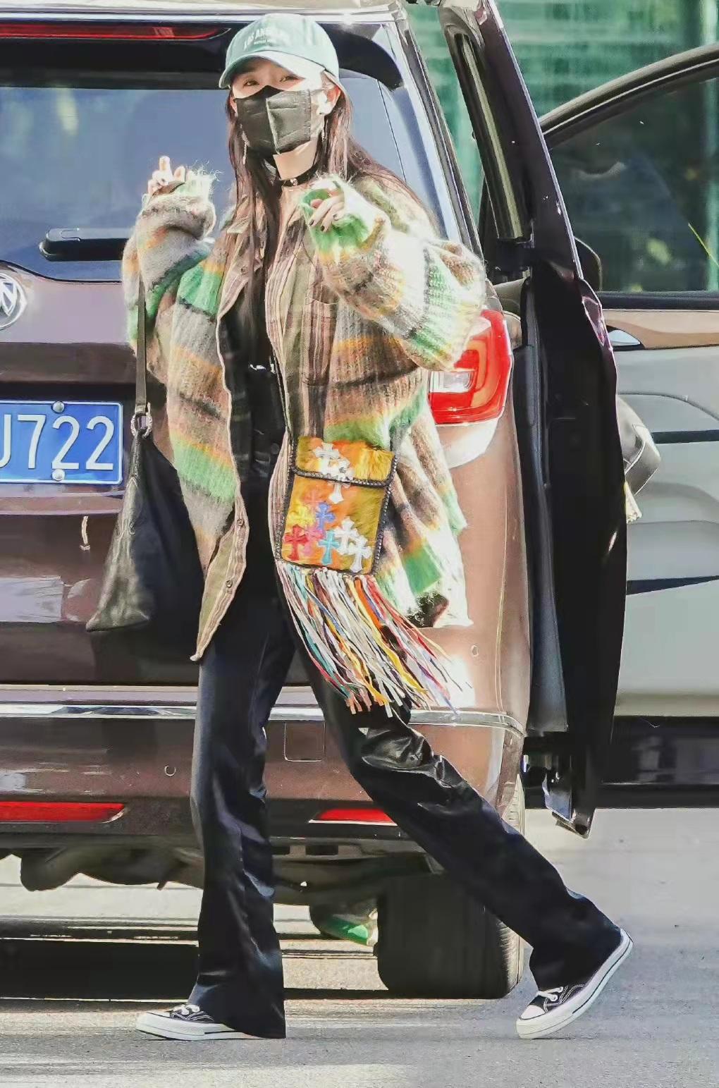 杨幂针织开衫叠穿衬衫轻松穿出层次感时尚又活力满满