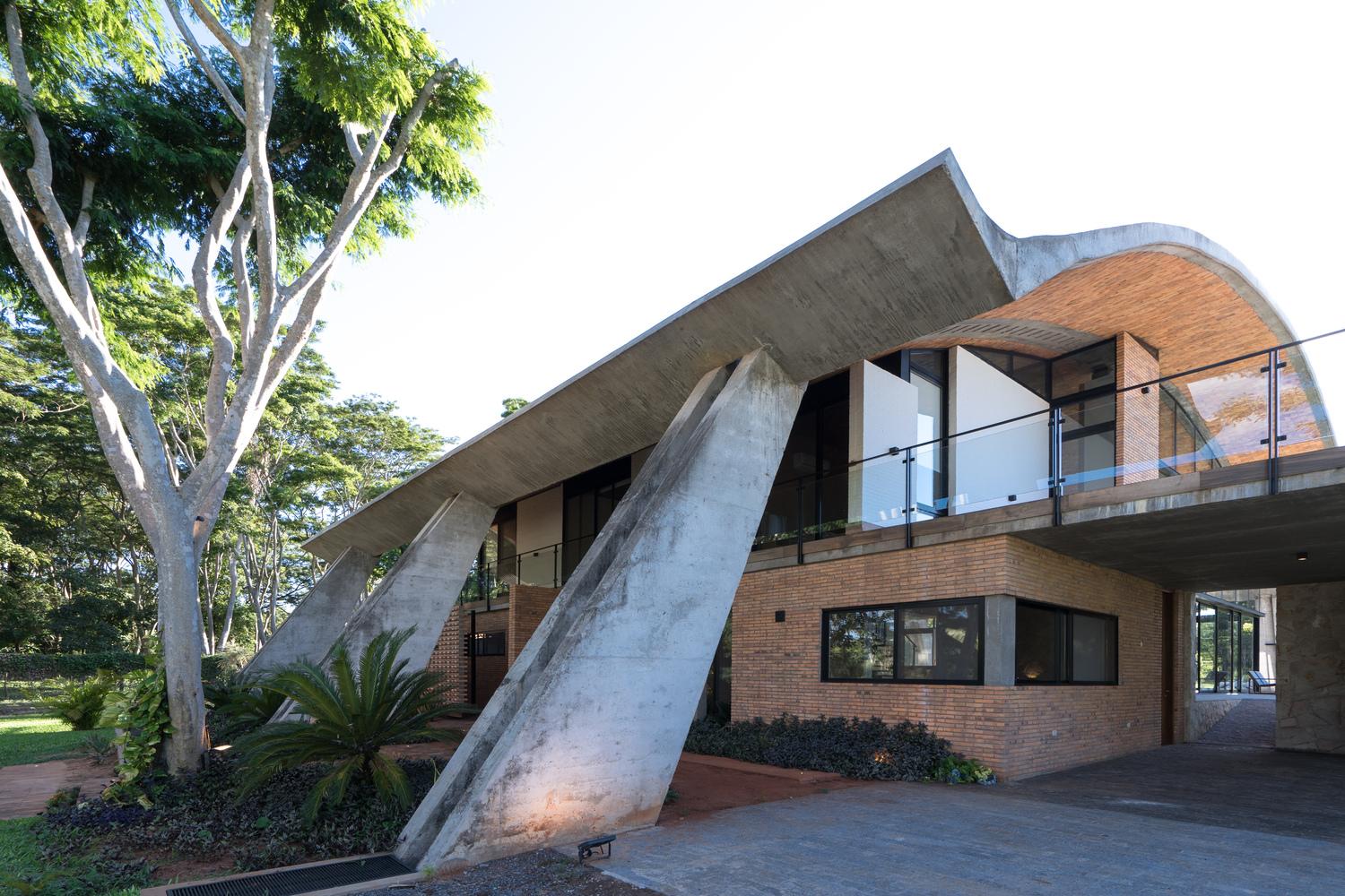 室内无承重柱的曲面屋顶