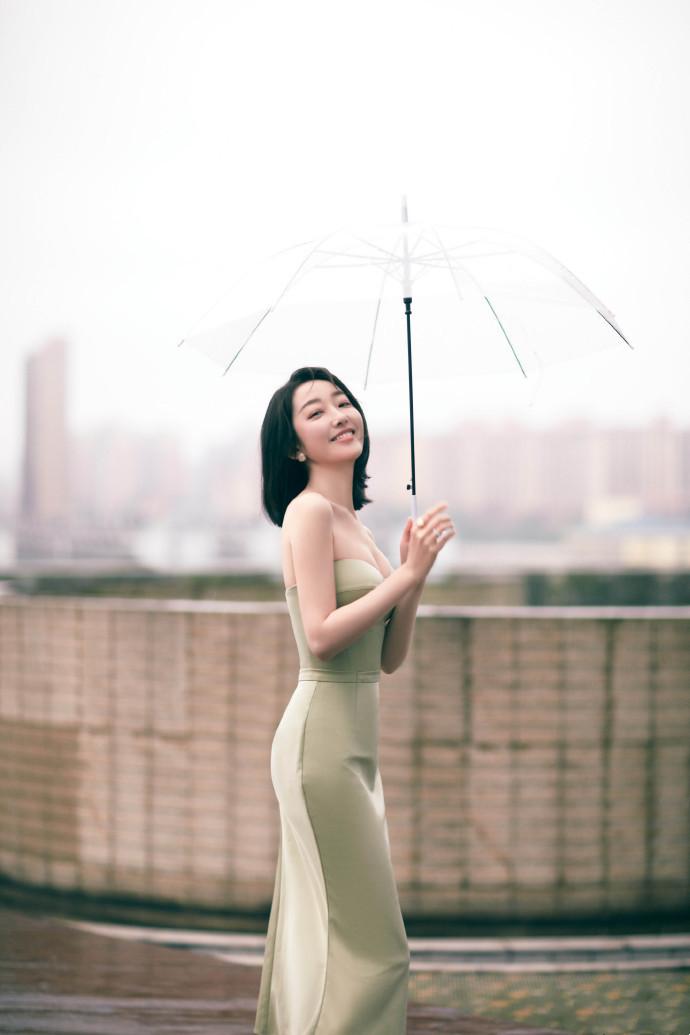 蒋梦婕再解锁新风格果茶绿色抹胸裙搭短发效果清新文艺名门泽佳