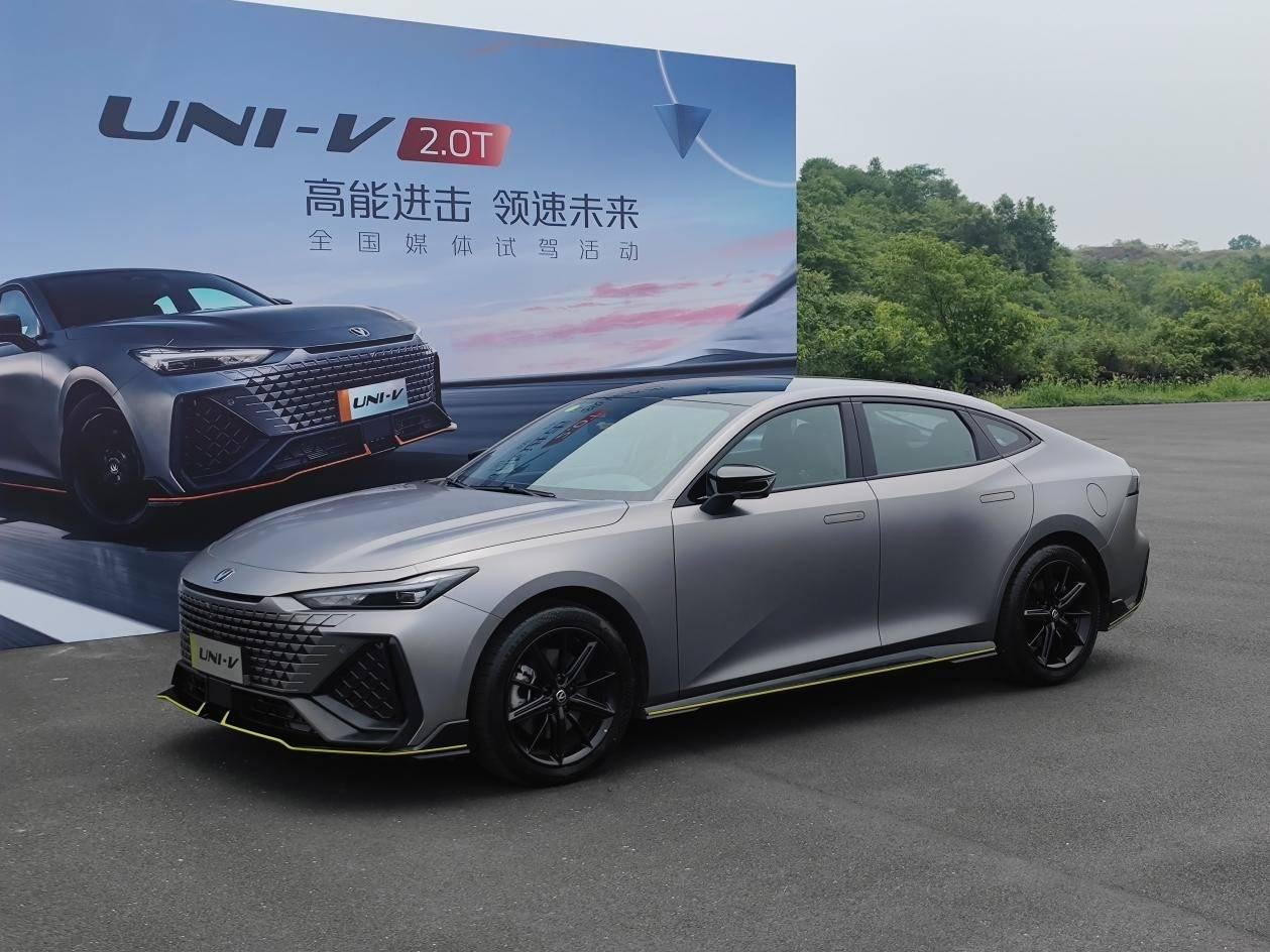 试驾官丨评测长安univ20t国产运动轿车终于没有样子货了