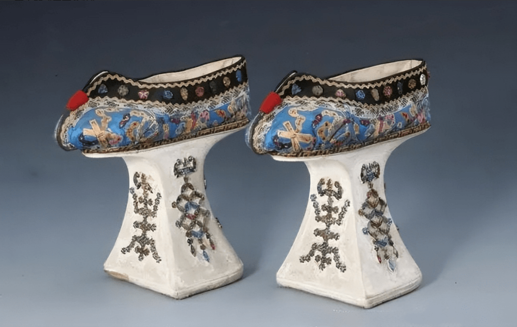 花盆底鞋,是清朝时期满族女子常穿的一种鞋