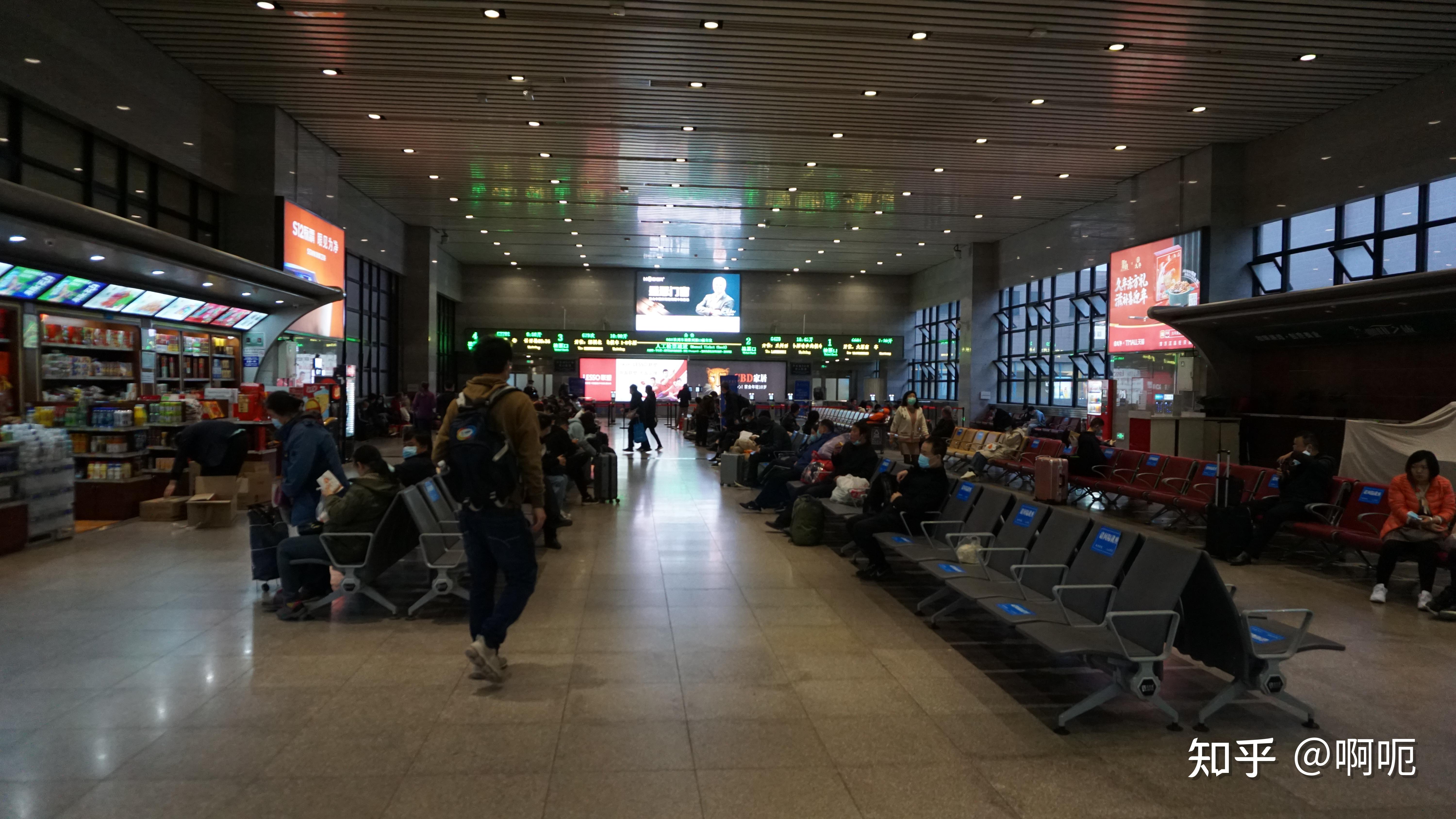 北京西站高铁候车室图片