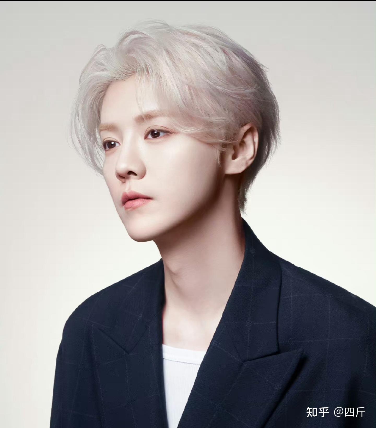 鹿晗关晓彤合体聚餐引热议男方衣着单薄火力旺同坐后排感情好