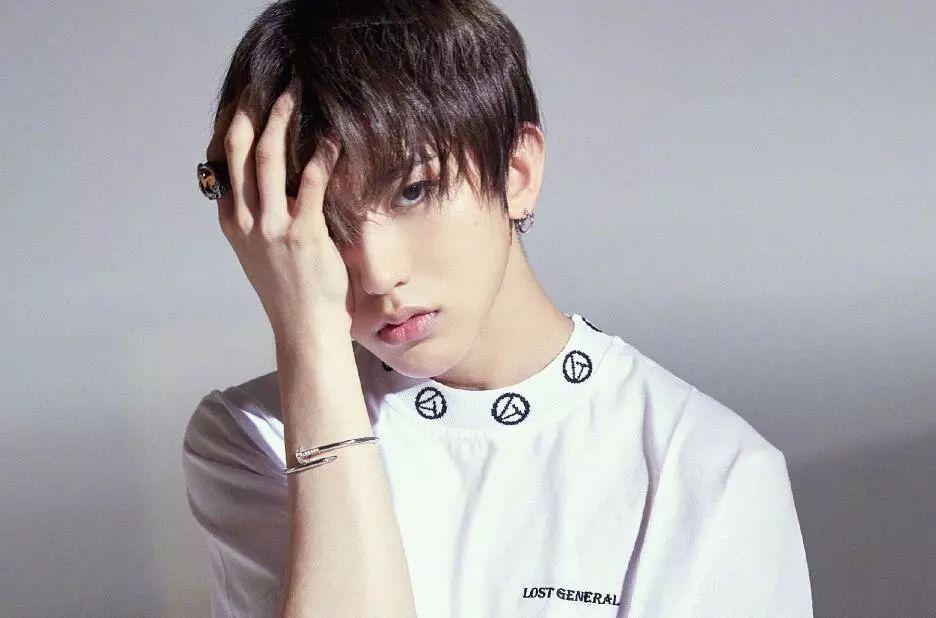 大佬漫展cos蔡徐坤动作造型惟妙惟肖连笑容都十分到位