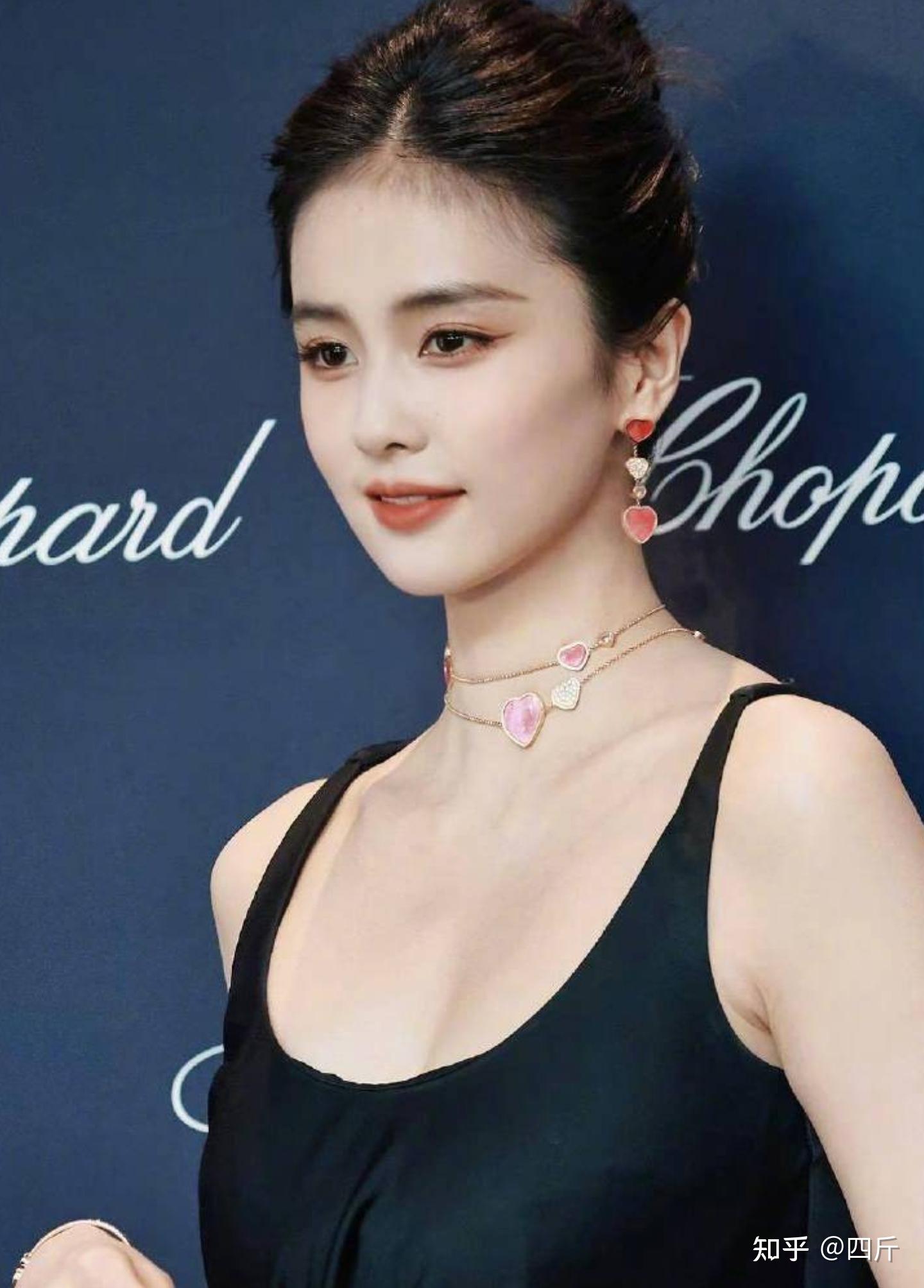 女星白鹿线下忘词场面尴尬疑似念错品牌方名字评论区已经沦陷