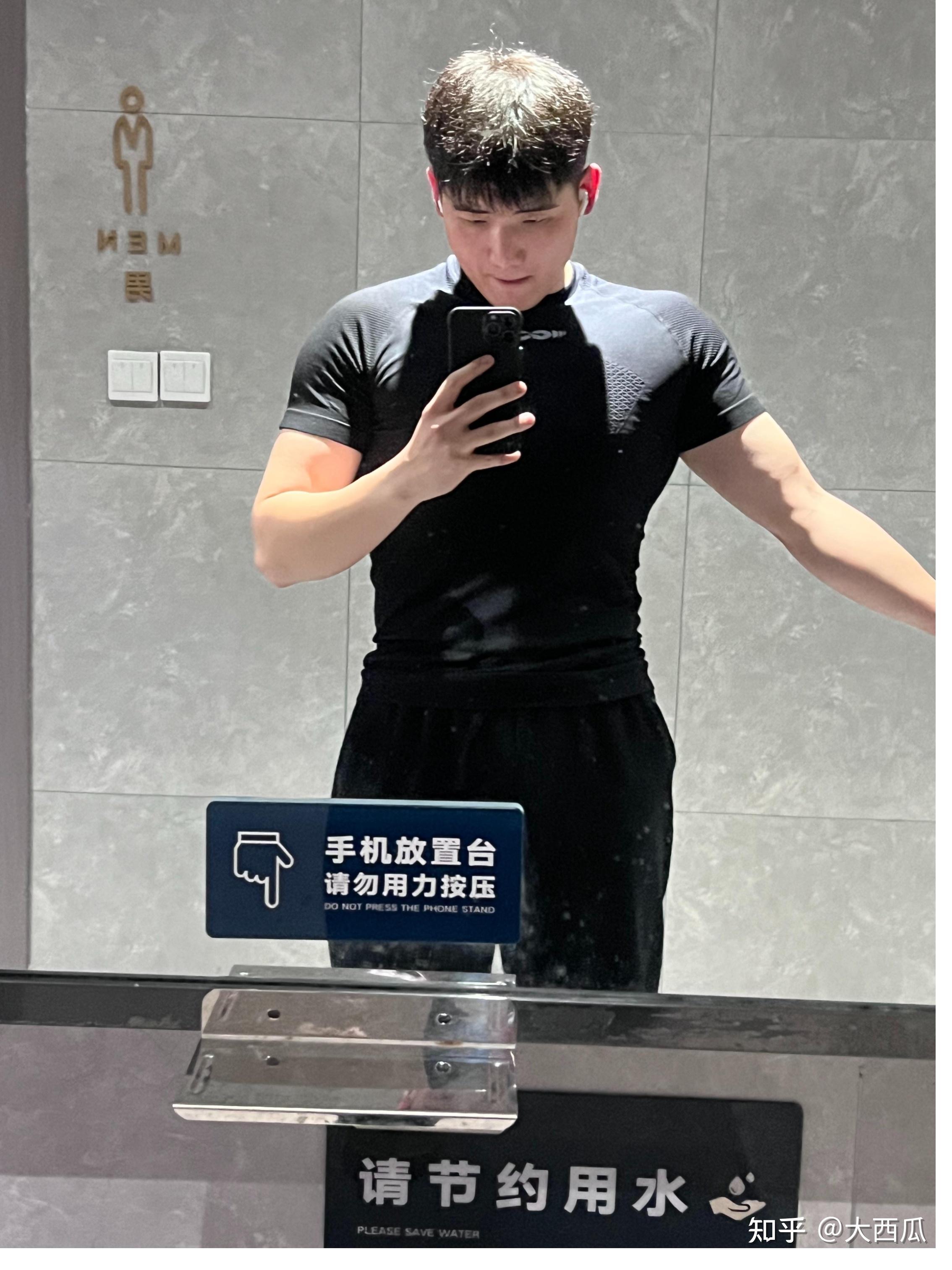 男生肩膀宽 是一种什么体验?