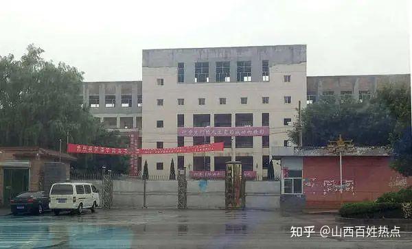 翼城清华园学校违规加盖楼层引热议