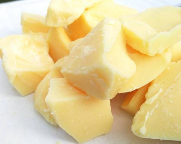 可可脂是可可豆中自然产生的脂肪.