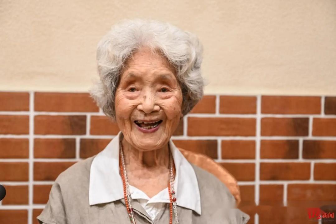 岁月不败美人瞧这位百岁奶奶穿衣优雅得体白发也时髦可爱