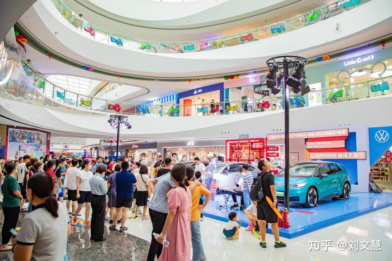 生意越来越会做了逛商场碰上车展