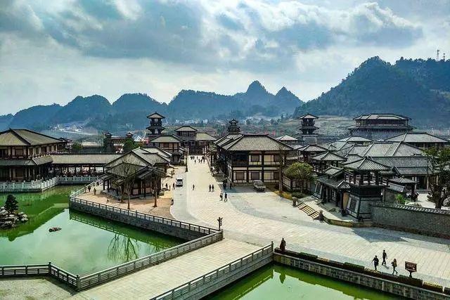 行走在影视城里,既可以感受到浓郁的秦汉市井风情,也可以走进某个王公