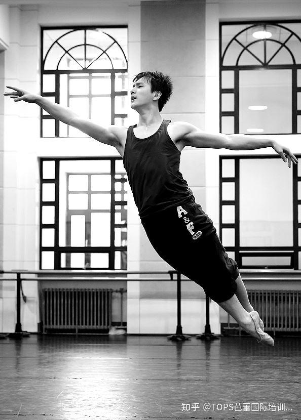 我想问一下成年男生学芭蕾该准备什么呢
