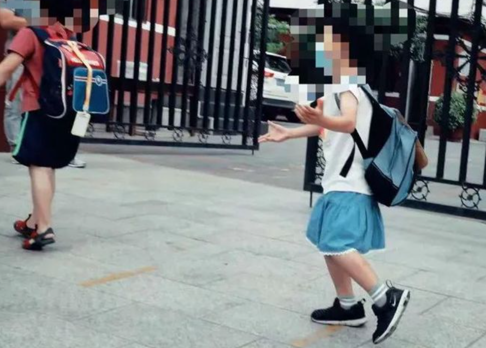 儿子被人掀裙子了男孩穿裙子上学引争议一天的经历太真实