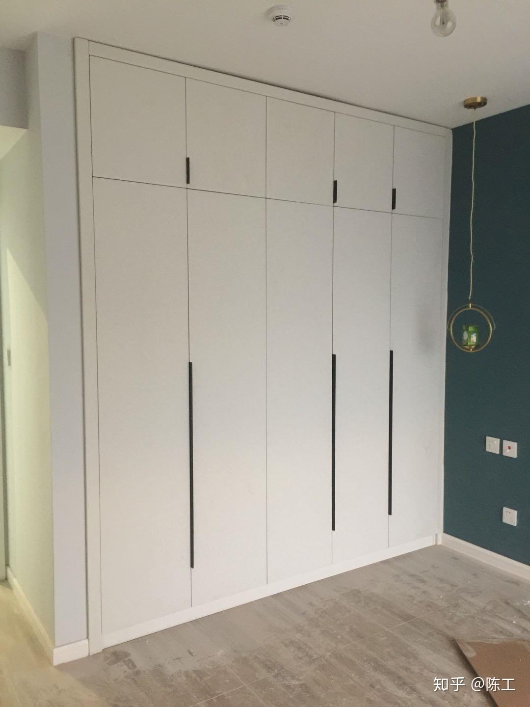 第一次装修没有经验,柜体颜色和柜门颜色不一致,柜体马六甲板材,柜门