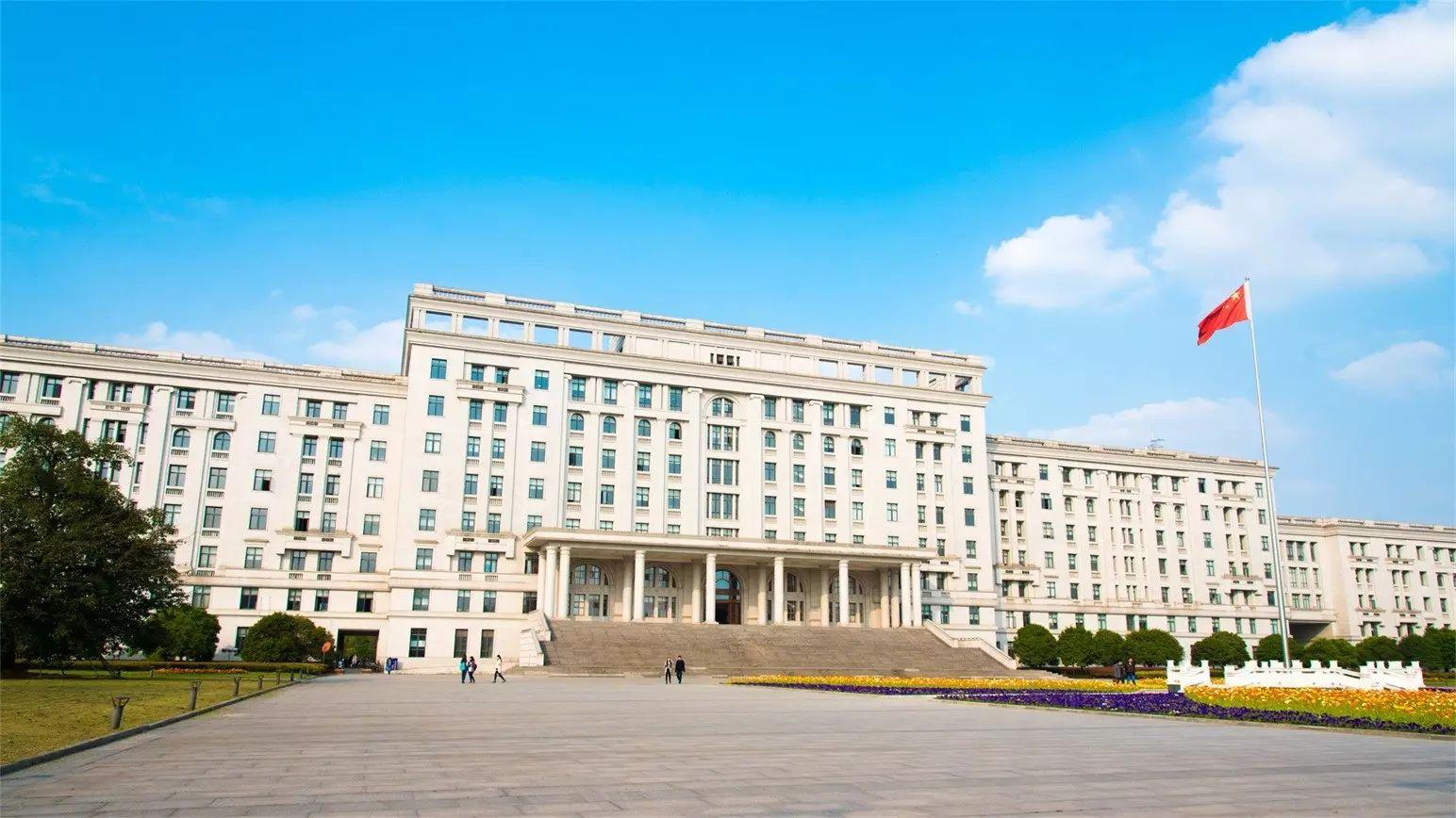电子科大有清水河,沙河,九里堤三个校区,占地面积4000余亩,这里环境