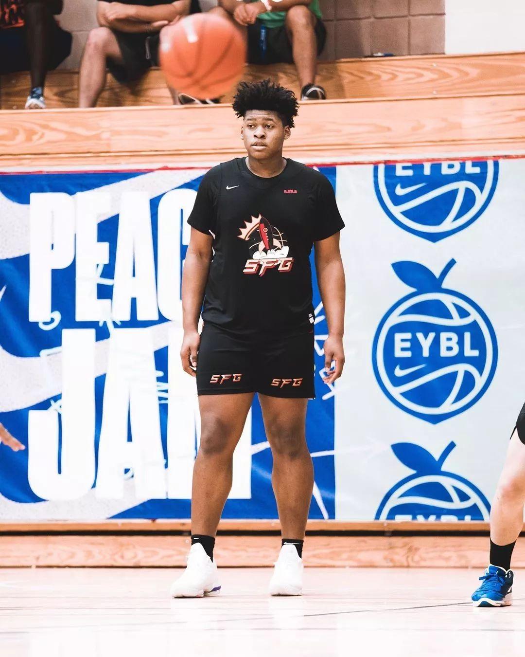 大胖虎与同属五星高中生的mikey williams是一对好基友,两人经常一起