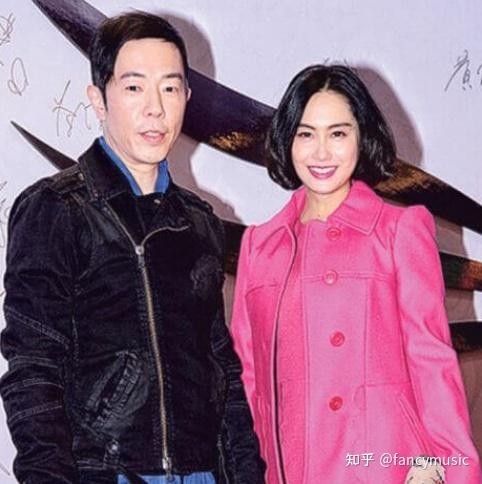 虽然这段看似女强男弱的恋情一度被外界唱衰,但从身份上来讲,黄贯中不