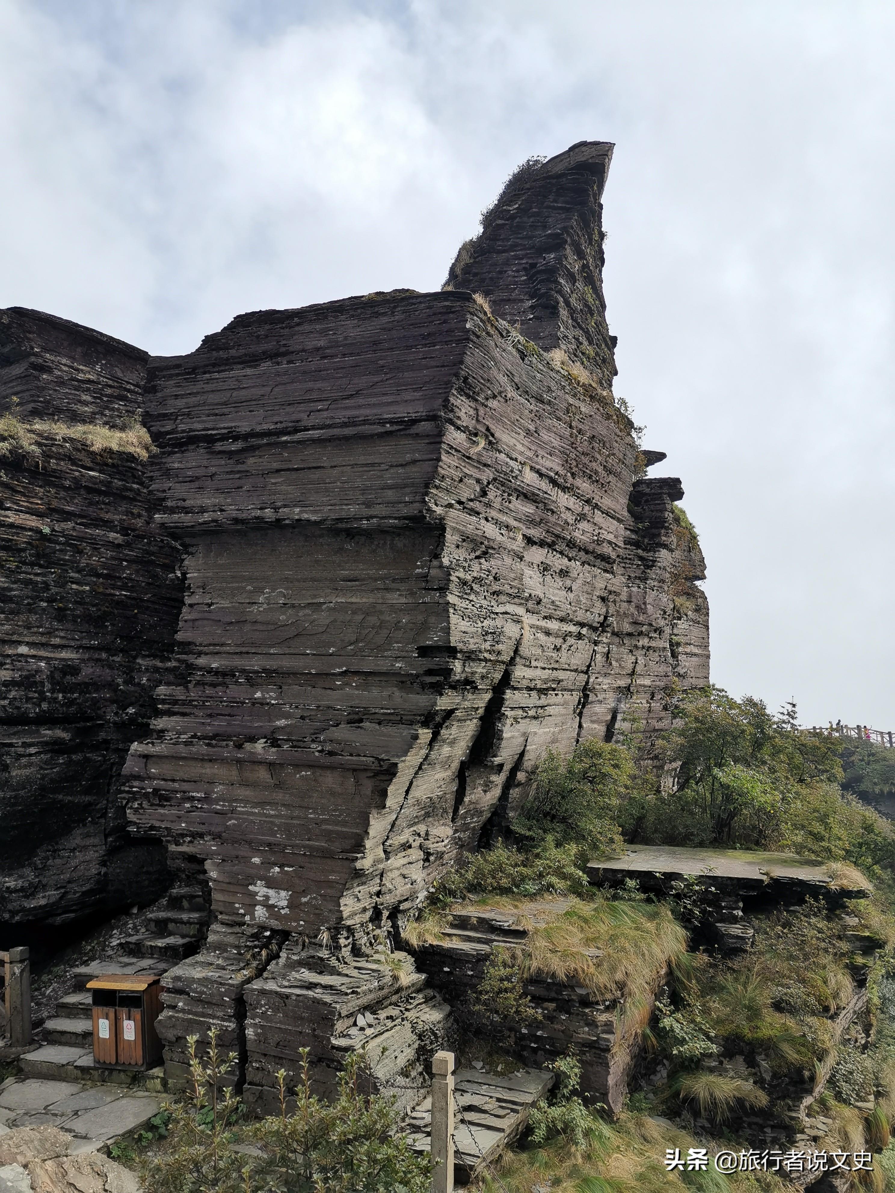 梵净山顶一块似鹰嘴的岩石,这是一方耸立在山巅的巨石,其形状像一只神