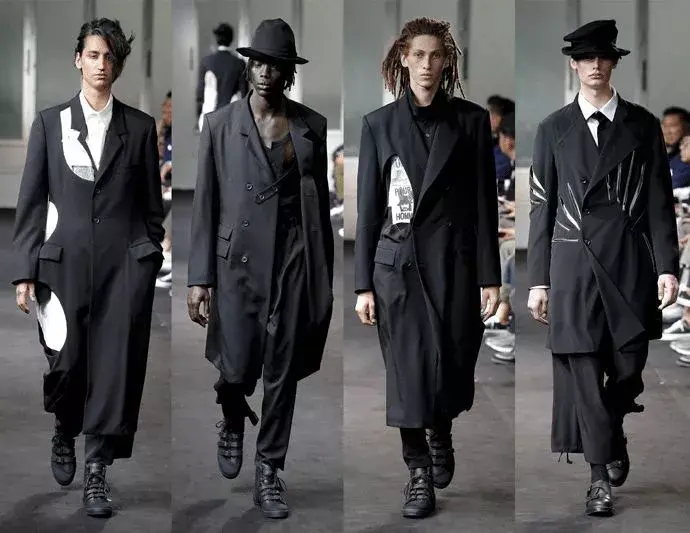 在不久前发布的山本耀司2019春夏男装系列里,一如既往的黑与白自然不