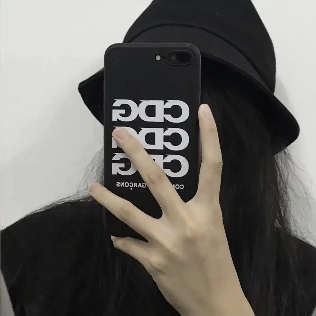 简单遮住脸的女生头像