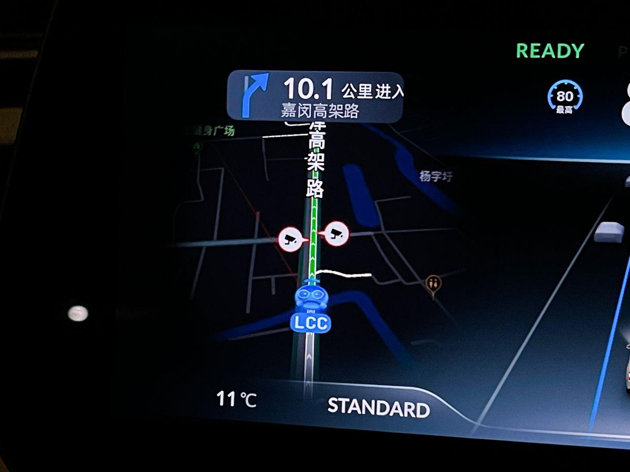 首先,和特斯拉的原厂地图相比,小鹏的高德地图,对于我这种常年用car