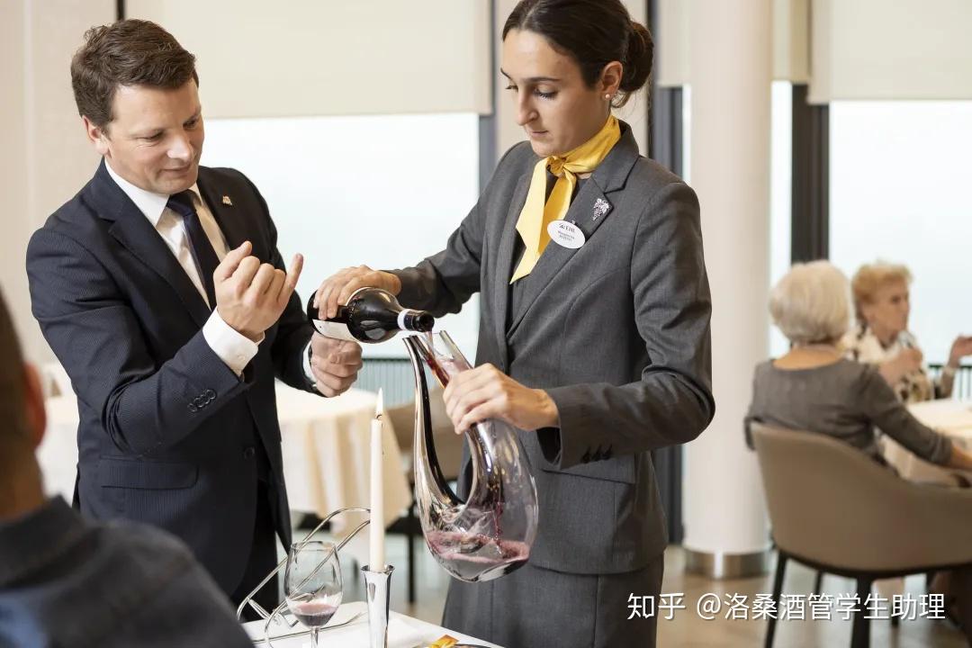 他们主要需关注三点:手法,斟酒量和酒杯类型.