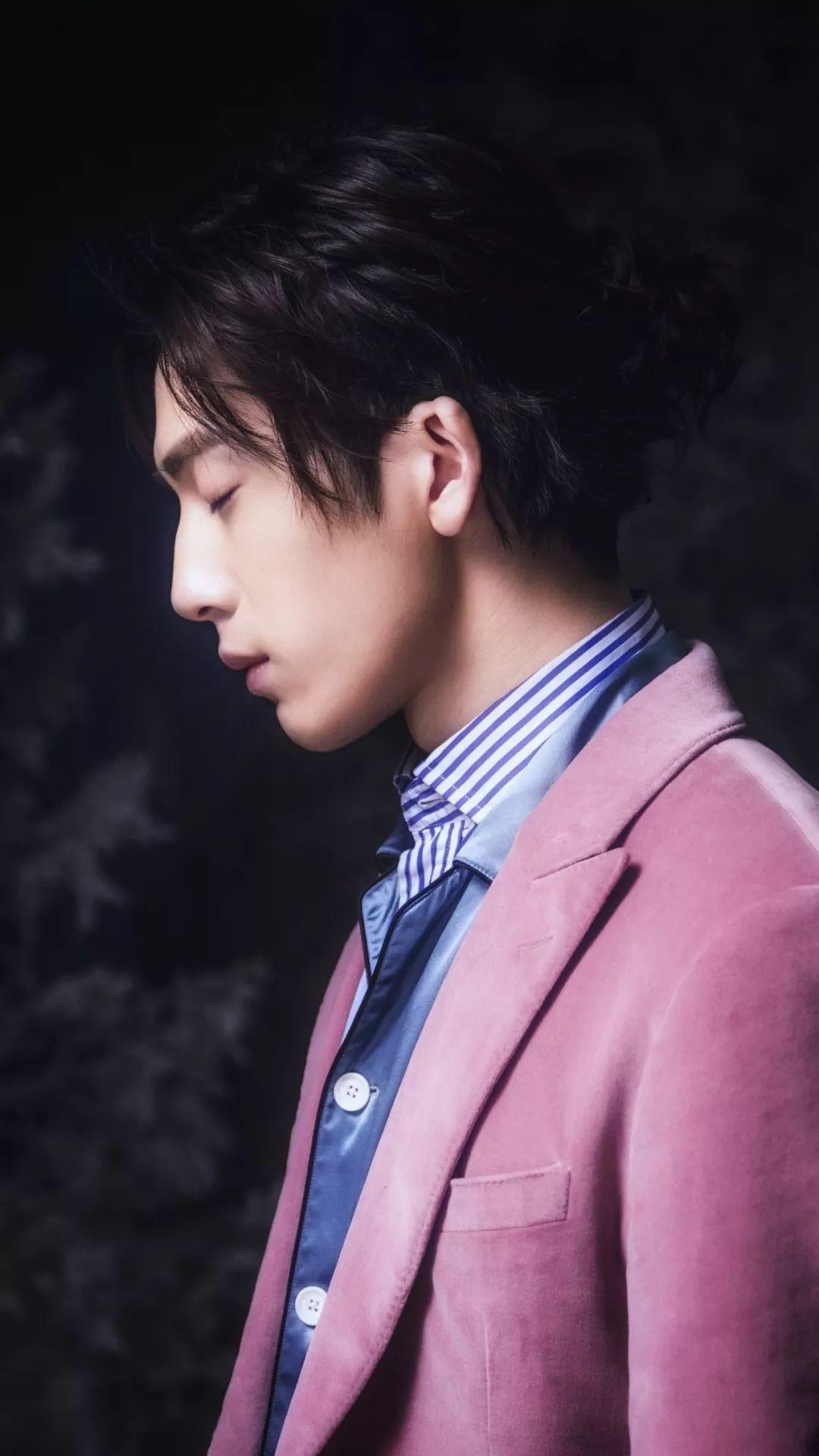 陈晓陈晓的长发锡纸烫加上留起胡子完美地打造出雅痞的风调,同时造型