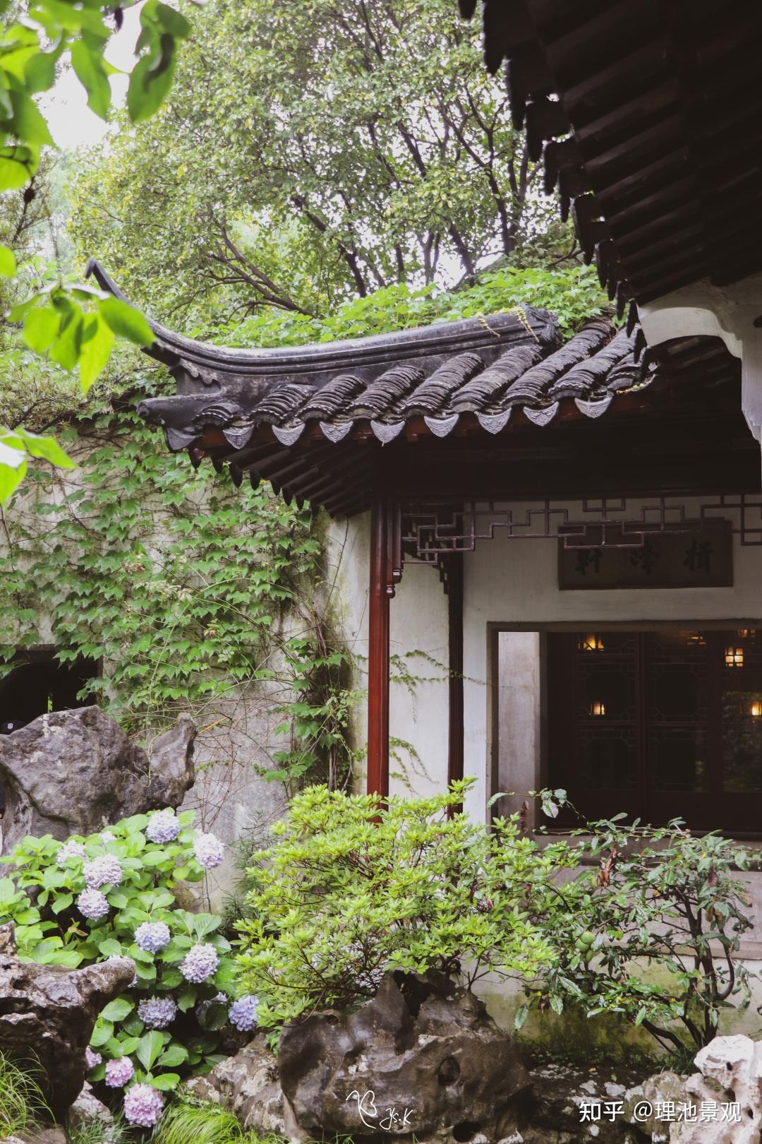 同种情形,再去观「石林小院」中「揖峰轩」,廊庑接连,戗角化轩.