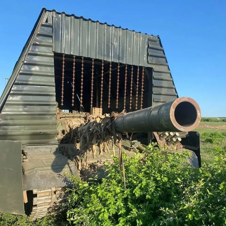 俄军魔改龟壳坦克,乌军出动螺旋桨飞机空战,打回到一战了?