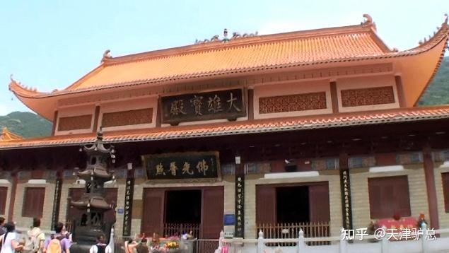 走上这层台地,正面就是"大雄宝殿",重檐顶上分别挂着"大雄宝殿"和"