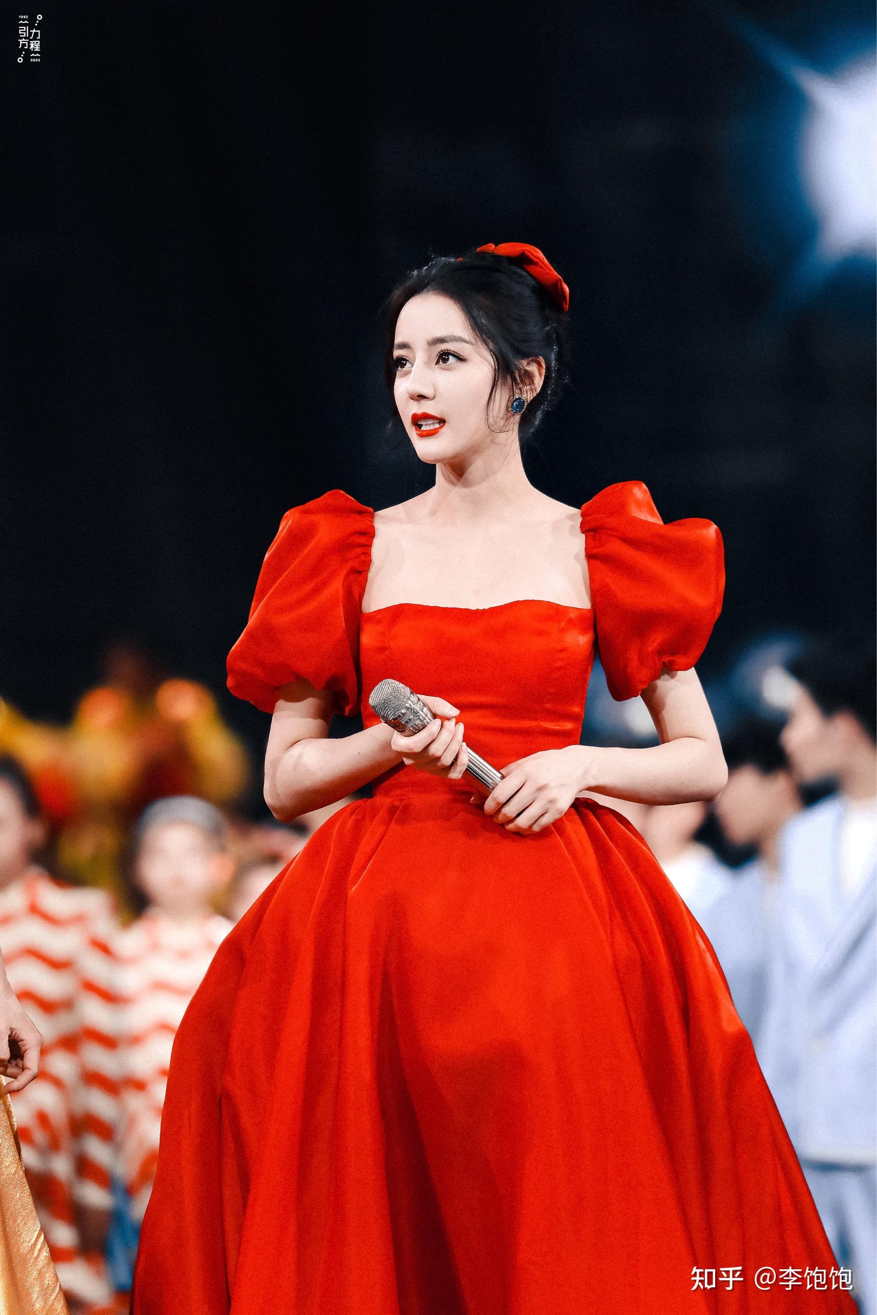 2021牛年春晚迪丽热巴的衣服造型你有何看法