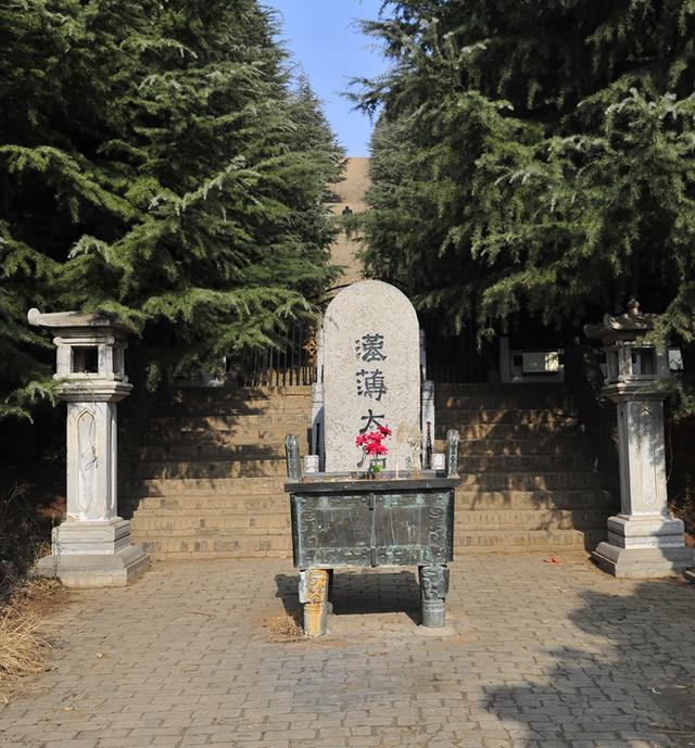 白鹿原汉文帝墓图片