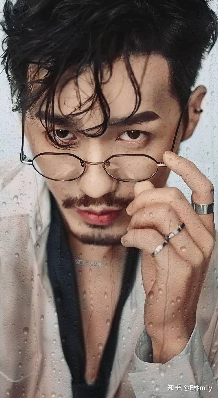 能发一些戴眼镜的帅哥(斯文败类)照片给我吗?真的好喜欢啊? - 知乎