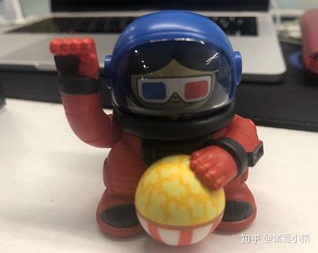 先拆了最小的一个快递,是个宇航员盲盒.这个手办挺可爱的.