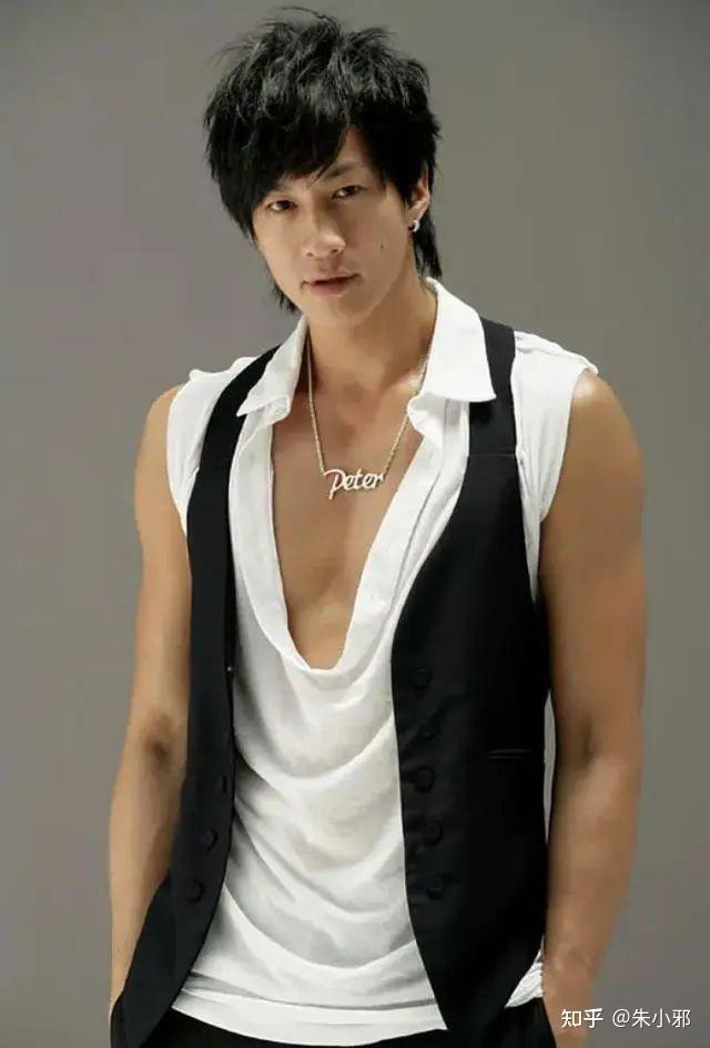 有哪些身材比例特别好的男明星?