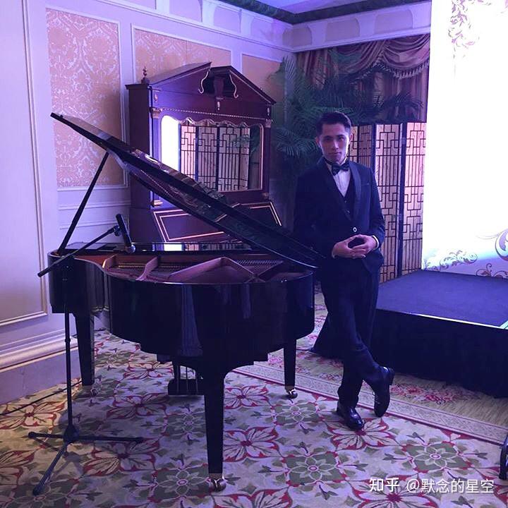 旅英钢琴家安德烈andreley对于我来说坐在钢琴旁的我更像是一个演员